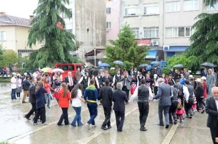 19 Mayıs'ı yağmur altında horon teperek kutladılar