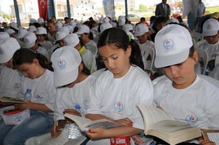 19 Mayıs'ta 1919 kişi aynı anda 19 dakika kitap okudu