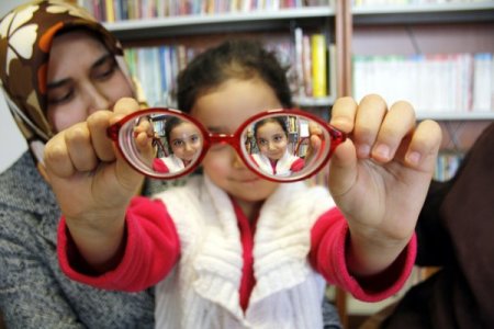19 numara gözlükle gören küçük Semanur, tedavi olmazsa gözlerini kaybedecek