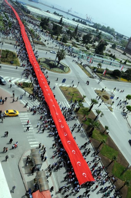 1919 Metre Uzunluğundaki Türk Bayrağı'nı 10 Bin Öğrenci Taşıdı