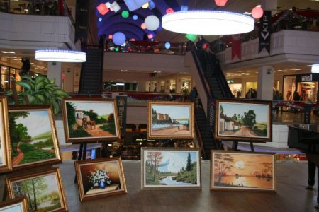 1963'te NATO askerlerine yaptığı resimleri sattı, ilk sergisini 2012'de açtı