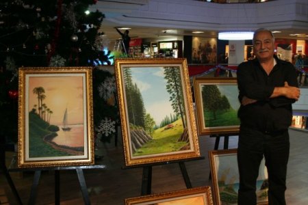 1963'te NATO askerlerine yaptığı resimleri sattı, ilk sergisini 2012'de açtı