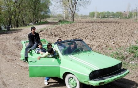 1983 model aracın tavanını kesip spor araba yaptı, şimdi tarlaya gidiyor