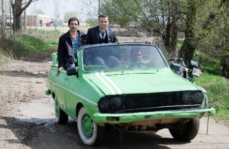 1983 model aracın tavanını kesip spor araba yaptı, şimdi tarlaya gidiyor