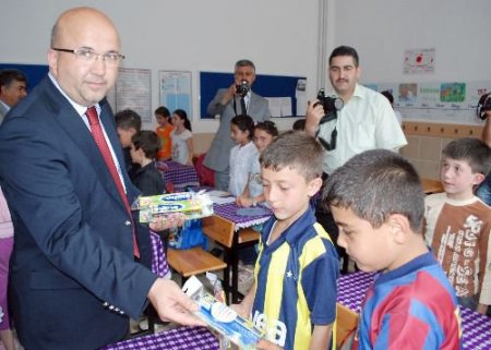 2 Bin 800 Öğrenciye Diş Fırçası Dağıtılıyor