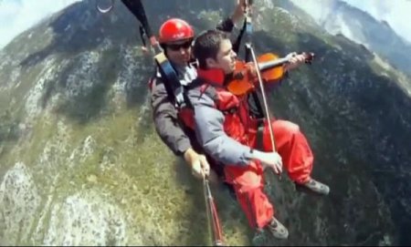2 bin metrede kemanla açık hava konseri verdi