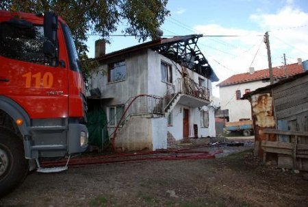 2 Katlı Evde Çıkan Yangın, İtfaiyenin Zamanında Müdahalesiyle Söndürüldü