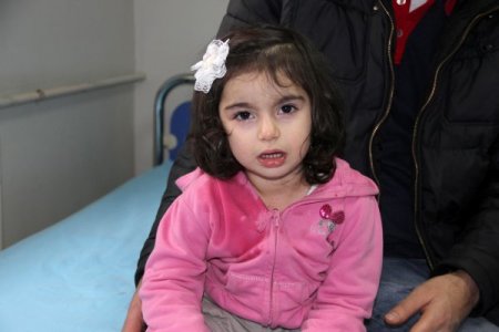 2 yaşındaki çocuğun başına çatıdan kar kütlesi düştü