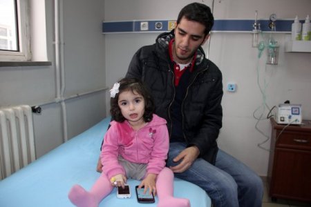 2 yaşındaki çocuğun başına çatıdan kar kütlesi düştü