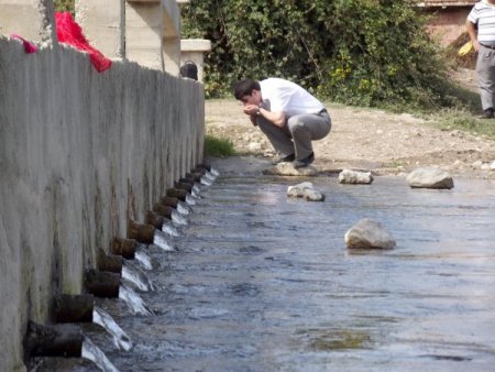 20 lülesi bulunan çeşme görenleri şaşırtıyor