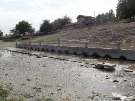 20 lülesi bulunan çeşme görenleri şaşırtıyor