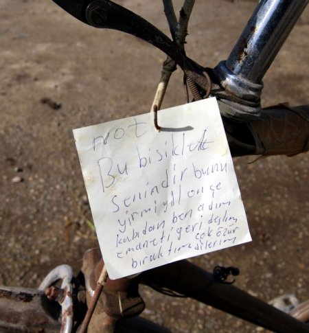 20 yıl sonra pişman oldu, çaldığı bisikleti geri getirdi