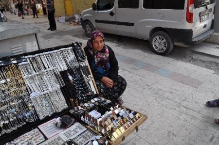 20 Yıldır Seyyar Takı Tezgahıyla Evinin Geçimini Sağlıyor