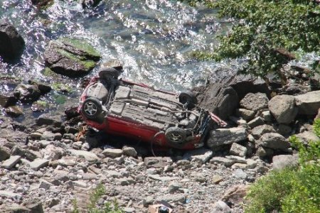 200 metreden şarampole yuvarlandı, emniyet kemeri hayata bağladı