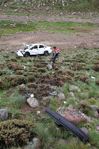 200 metrelik uçuruma yuvarlandı, yaralı kurtuldu