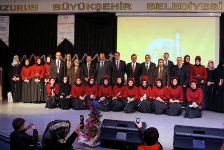 21 hafize törenle taç giydi