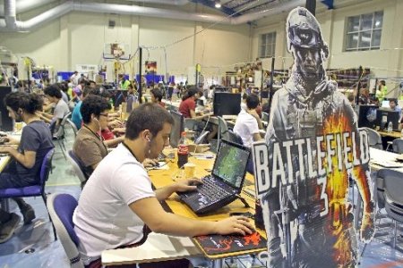 21 saat aralıksız bilgisayar oynadılar