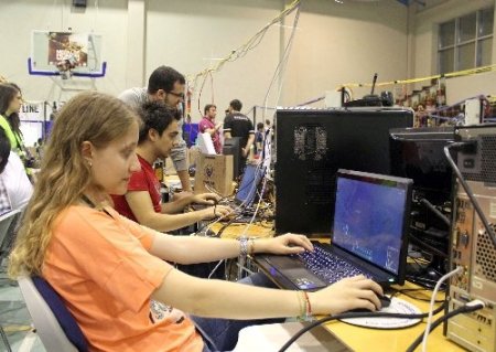 21 saat aralıksız bilgisayar oynadılar