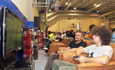 21 saat aralıksız bilgisayar oynadılar