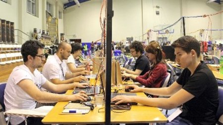 21 saat aralıksız bilgisayar oynadılar