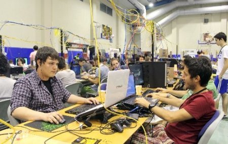 21 saat aralıksız bilgisayar oynadılar