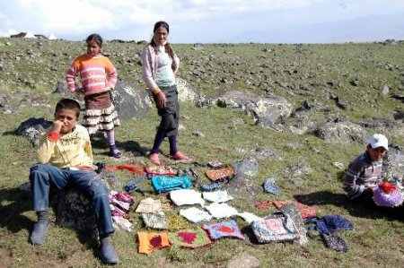 2100 Metre Yükseklikte Başörtüsü Ve Yün Çorap Satıyorlar