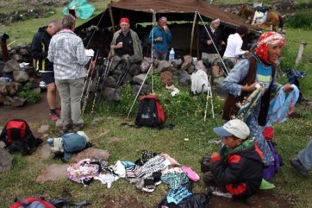 2100 Metre Yükseklikte Başörtüsü Ve Yün Çorap Satıyorlar