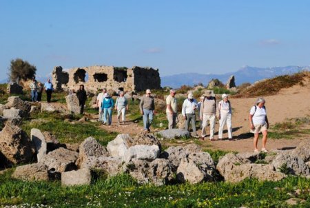 22 bin İngiliz turist Antalya'da tarihi ören yerlerini gezdi