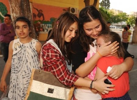 23 Nisan çocukları ülkelerine gözyaşlarıyla uğurlandı