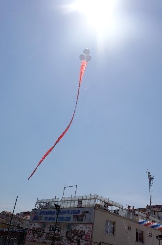 23 Nisan coşkusu Türk bayrağıyla göklere taşındı