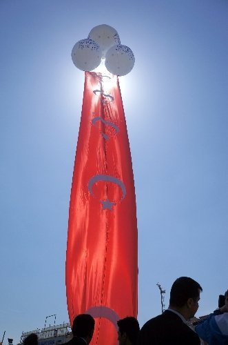 23 Nisan coşkusu Türk bayrağıyla göklere taşındı