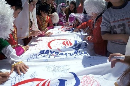 23 Nisan coşkusu Türk bayrağıyla göklere taşındı