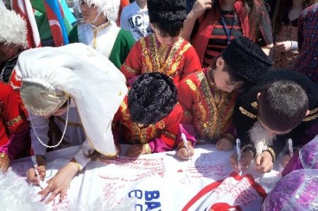 23 Nisan coşkusu Türk bayrağıyla göklere taşındı