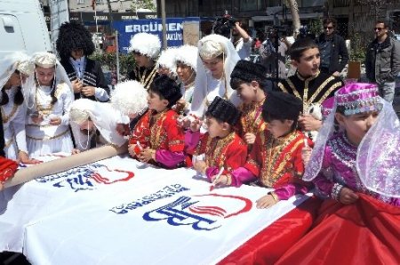 23 Nisan coşkusu Türk bayrağıyla göklere taşındı
