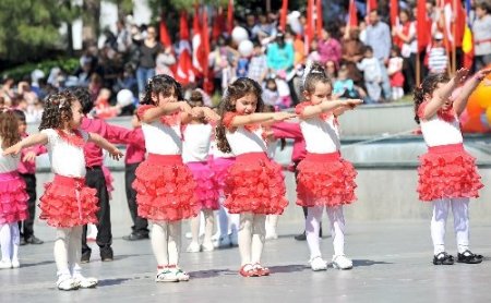 23 Nisan kutlamalarında çocuk oyunları sahnelendi