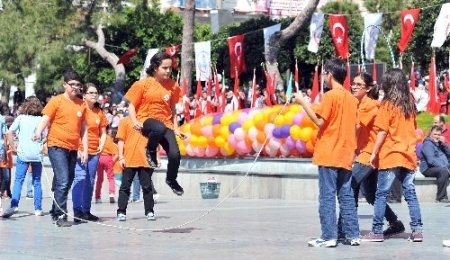 23 Nisan kutlamalarında çocuk oyunları sahnelendi