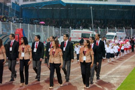 23 Nisan Törenlerinde Öğrenciler Bir Saat Yağmur Altında Bekletildi