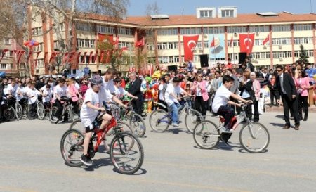 23 Nisan Ulusal Egemenlik ve Çocuk Bayramı törenlerle kutlanıyor