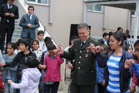 23 Nisan'da Nijeryalı Ömer ile Yüksekovalı Ömer el ele