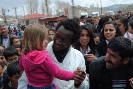 23 Nisan'da Nijeryalı Ömer ile Yüksekovalı Ömer el ele