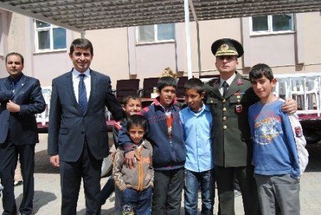 23 Nisan'da Nijeryalı Ömer ile Yüksekovalı Ömer el ele