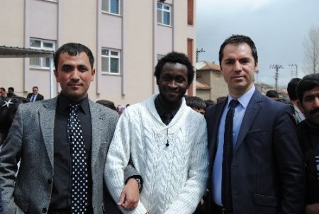 23 Nisan'da Nijeryalı Ömer ile Yüksekovalı Ömer el ele