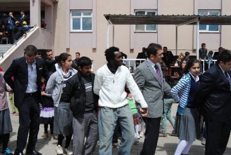 23 Nisan'da Nijeryalı Ömer ile Yüksekovalı Ömer el ele