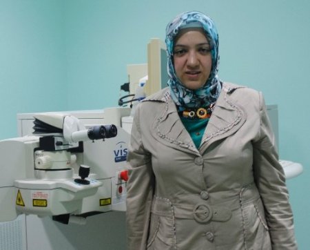 23 yaşındaki bayan hasta ameliyatla 17 numaralı gözlüklerden kurtuldu