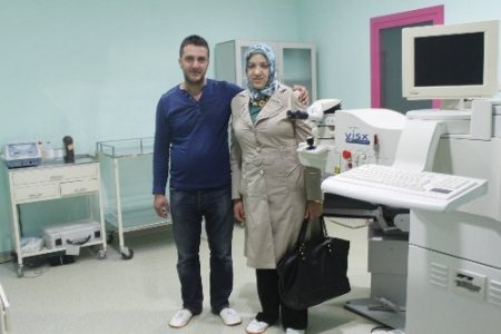 23 yaşındaki bayan hasta ameliyatla 17 numaralı gözlüklerden kurtuldu