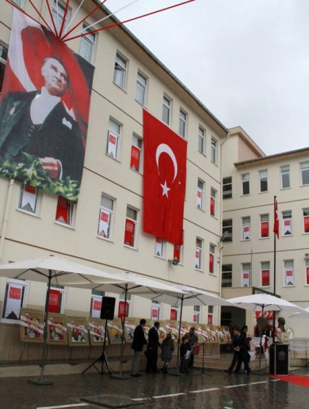 23 yıllık öğretmen, emekli ikramiyesi ile okul yaptırdı