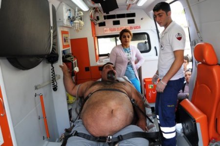 240 kiloluk adam, hastaneye itfaiye ekiplerinin yardımıyla götürüldü