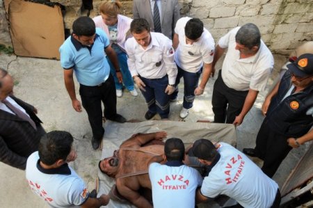 240 kiloluk adam, hastaneye itfaiye ekiplerinin yardımıyla götürüldü