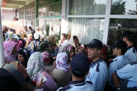 25 Tl'lik Erzak Fişinin Dağıtımında İzdiham Yaşandı