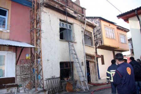 27 tüpün bulunduğu çöp evdeki yangın yürekleri ağızlara getirdi